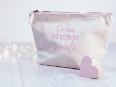 Pochette con frase ricamata