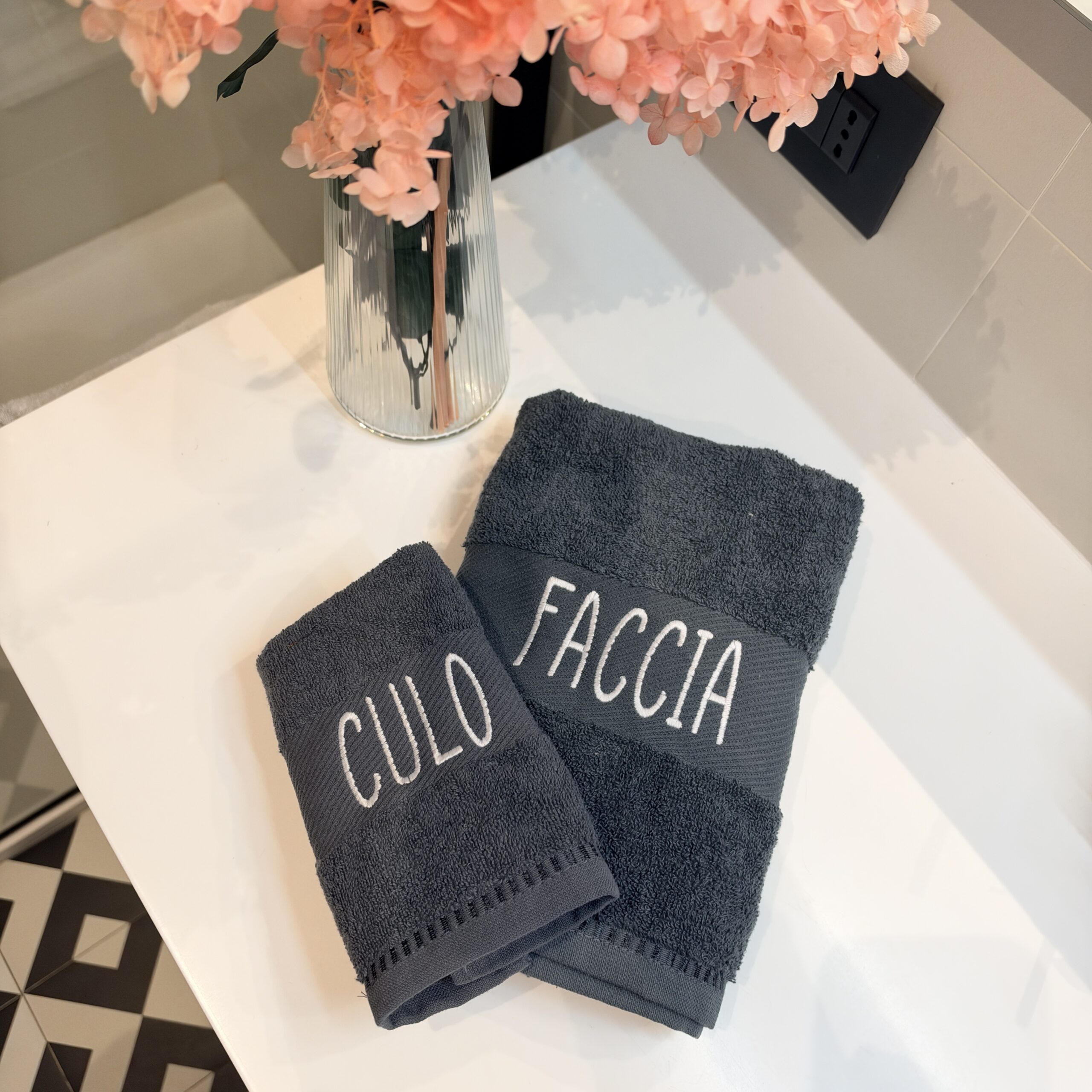 Asciugamani ricamati faccia e culo - immagine 2