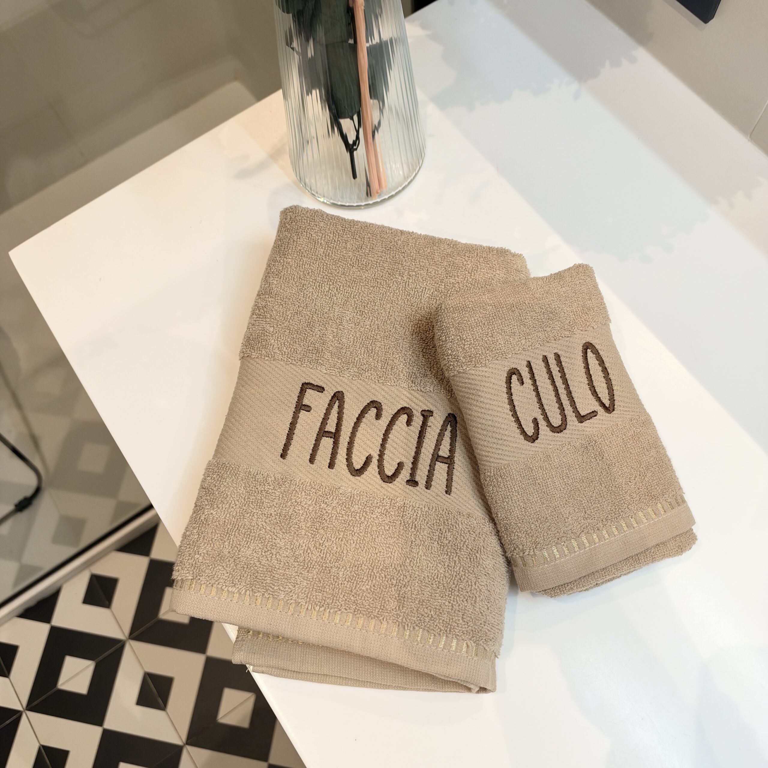 Asciugamani ricamati faccia e culo - immagine 4